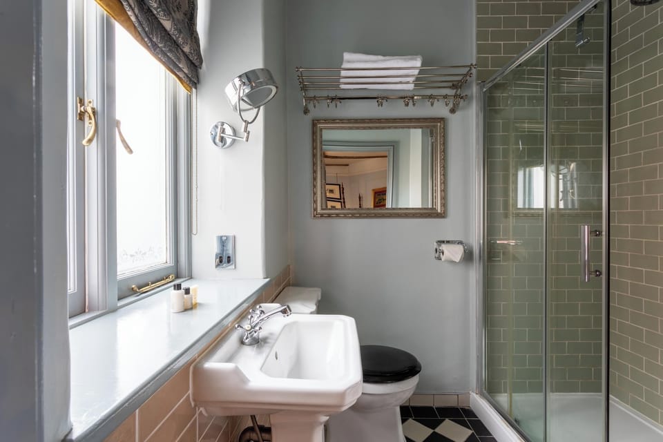 Combined shower/tub, free toiletries, hair dryer, towels