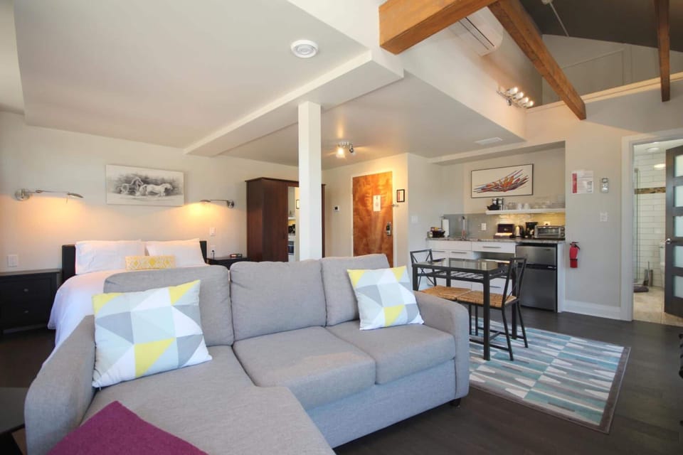 King Suite 4 | Living room | 54-inch Smart TV with digital channels, Netflix, streaming services