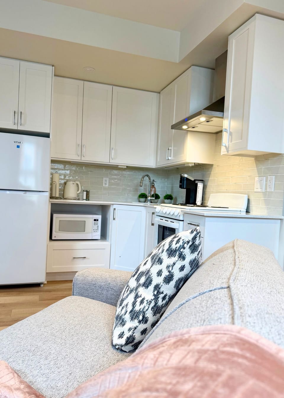 Deluxe Apartment, Non Smoking, Kitchen - Located at The StoneHaven Suite 102 @ 5 Clothier W | Private kitchen