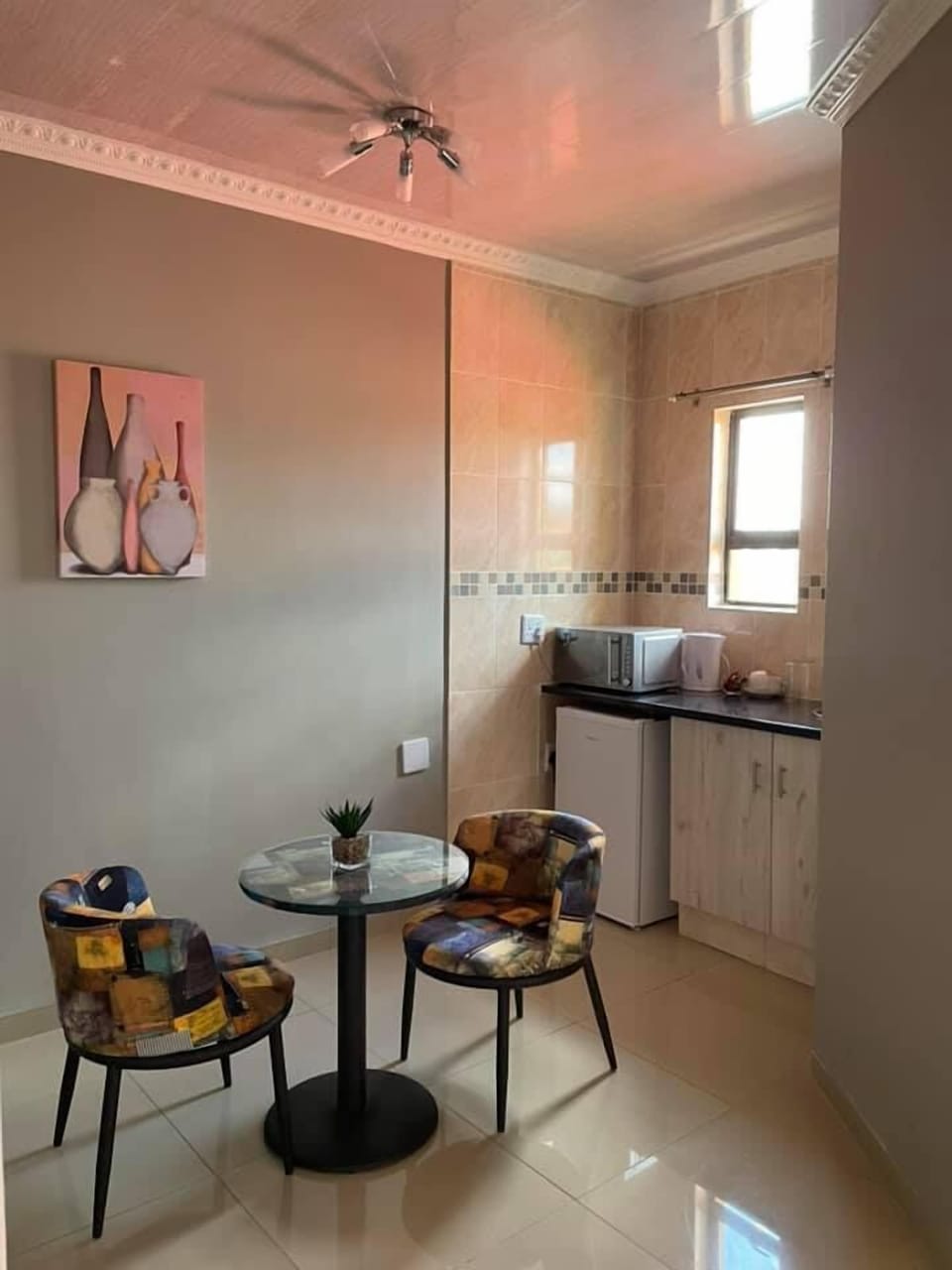 Deluxe Room | Private kitchen | Mini-fridge, electric kettle, paper towels