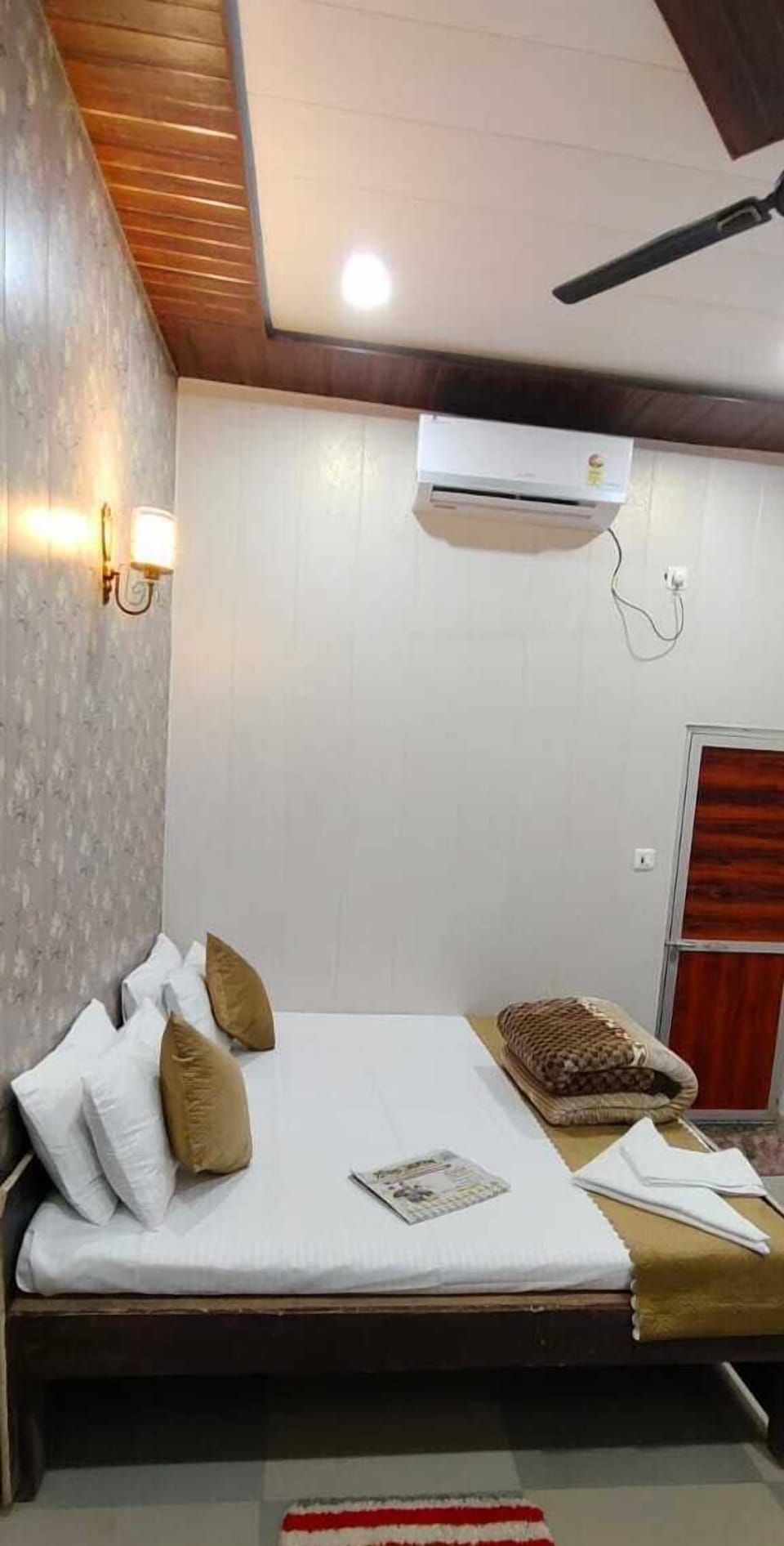 Desk, soundproofing, free WiFi