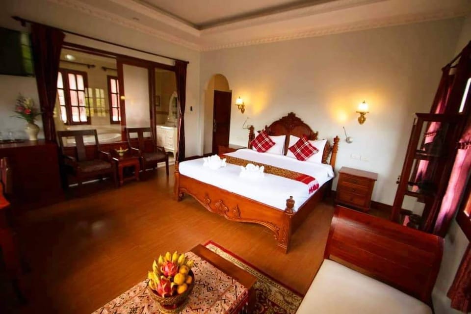 Deluxe Room, 1 King Bed, Non Smoking, Mountain View | Desk, blackout drapes, soundproofing, free WiFi