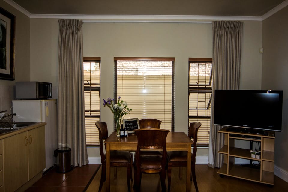 Executive Suite | In-room dining