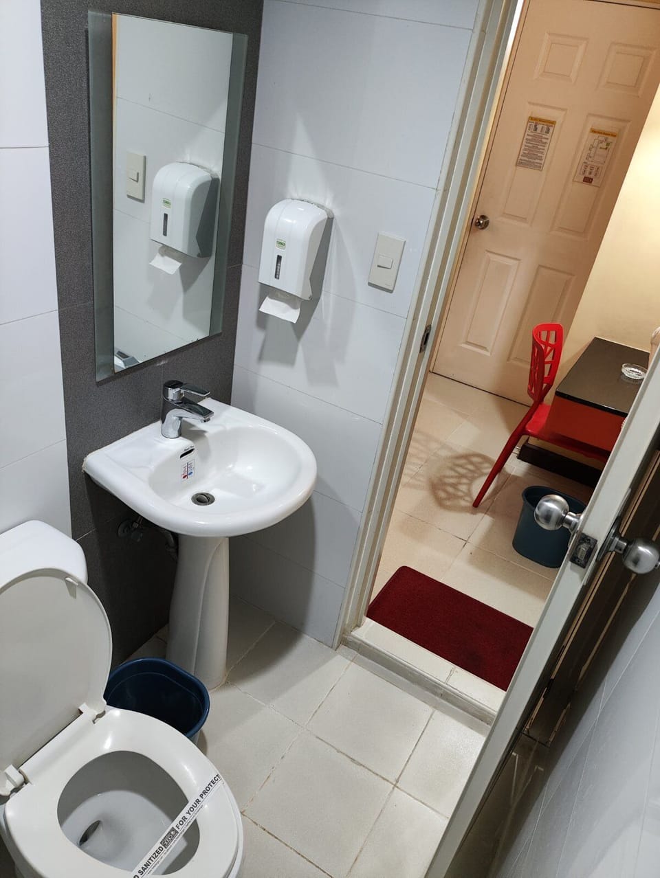 Executive Room, 1 Queen Bed | Bathroom | Shower, hair dryer, bidet, towels