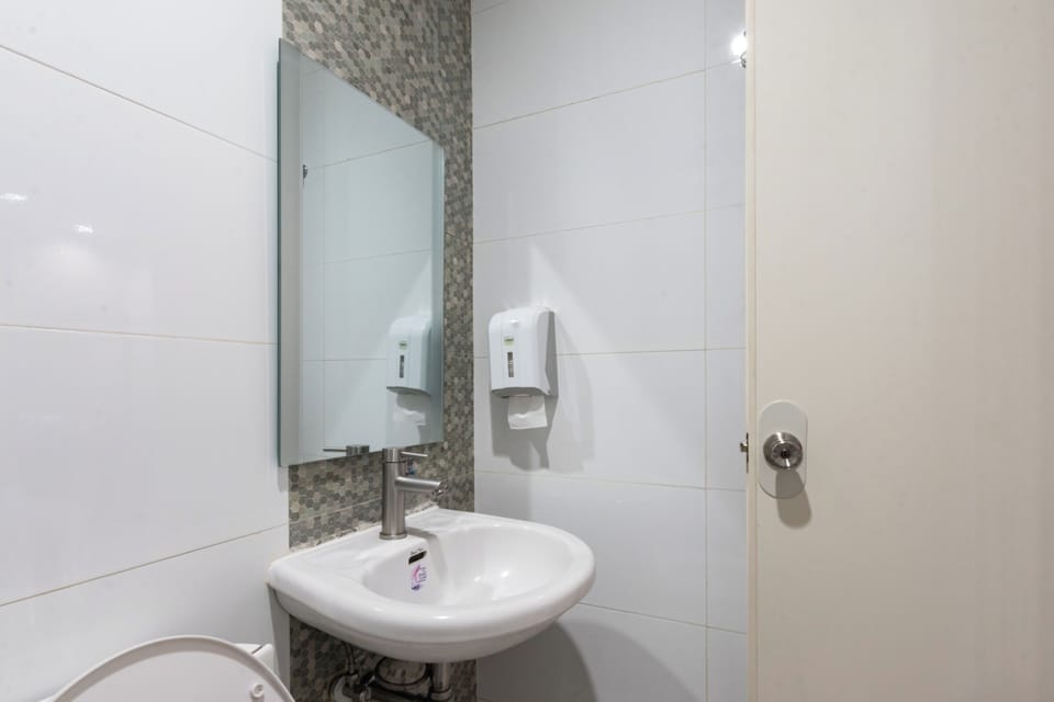 Deluxe Room, 1 Queen Bed | Bathroom | Free toiletries, hair dryer (on request), bidet, towels