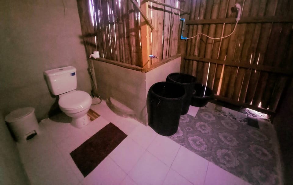 Basic Bungalow | Bathroom | Shower, rainfall showerhead, slippers, towels