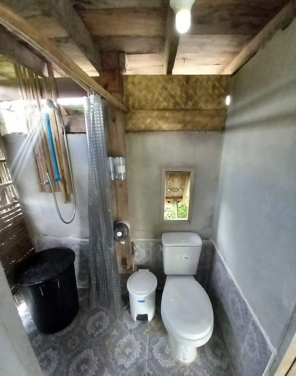 Basic Quadruple Room | Bathroom | Shower, rainfall showerhead, slippers, towels