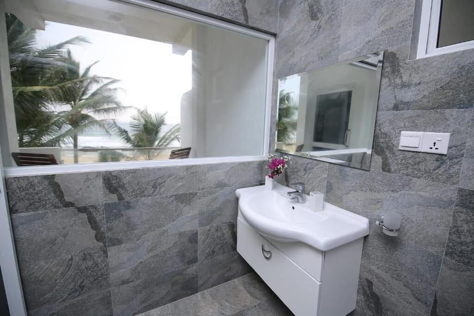 Deluxe Double Room, Sea View | Bathroom | Free toiletries, hair dryer, bidet