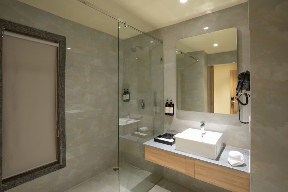 Deluxe Twin Room, Balcony, Partial Sea View | Bathroom | Shower, rainfall showerhead, hair dryer, towels