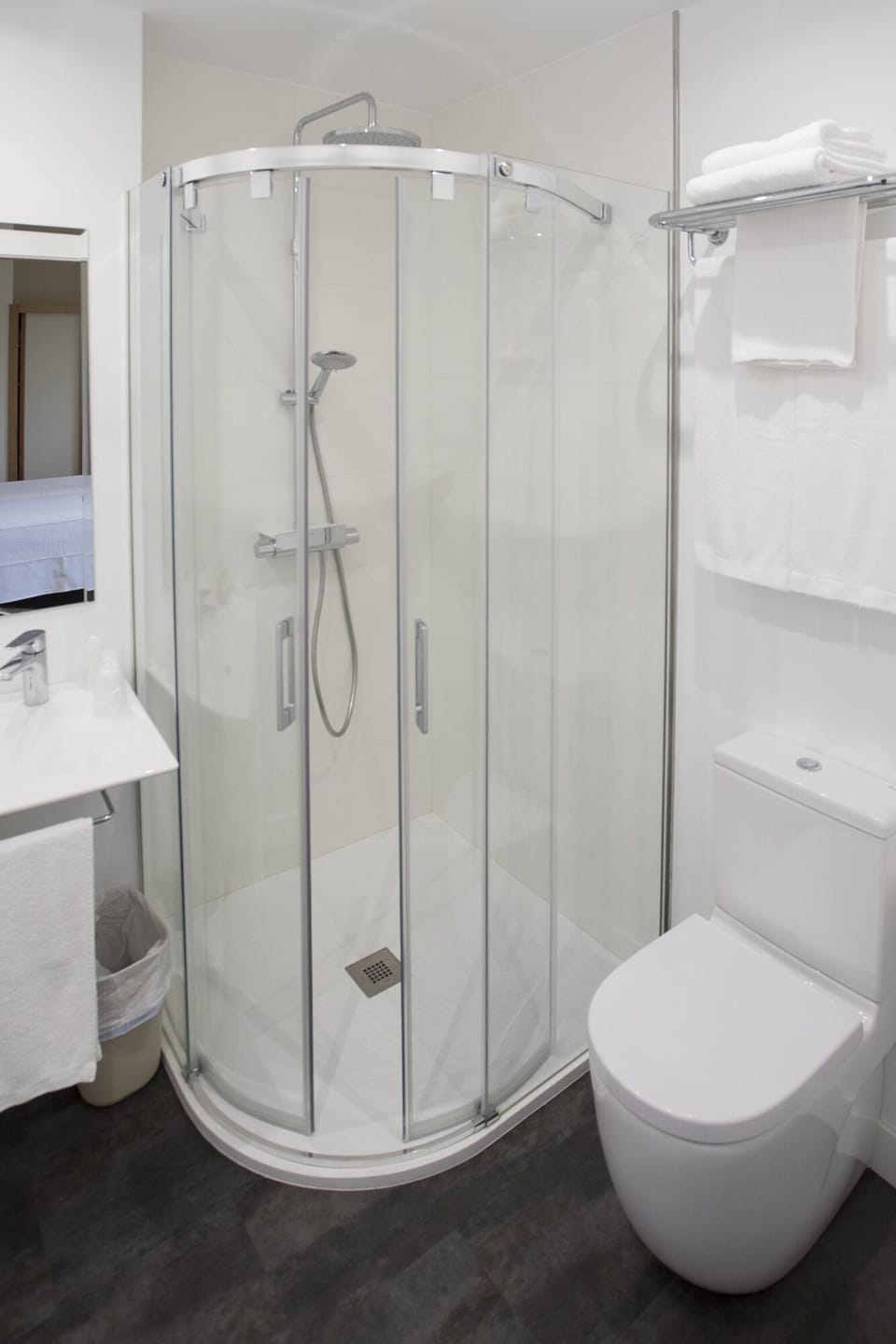 Standard Room | Bathroom | Shower, rainfall showerhead, free toiletries, hair dryer