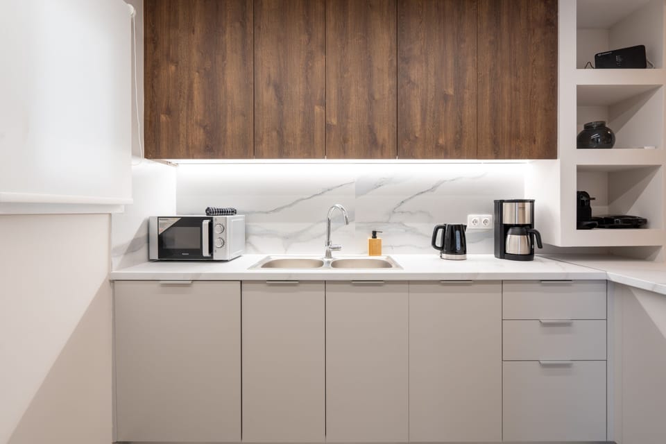 Deluxe Apartment | Private kitchen | Fridge, microwave, oven, stovetop