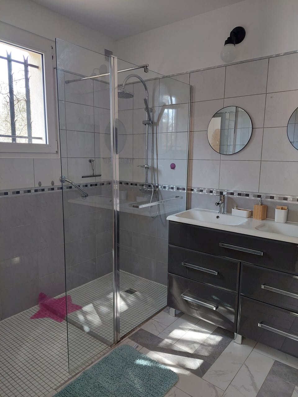 Comfort Double Room | Bathroom | Free toiletries, hair dryer
