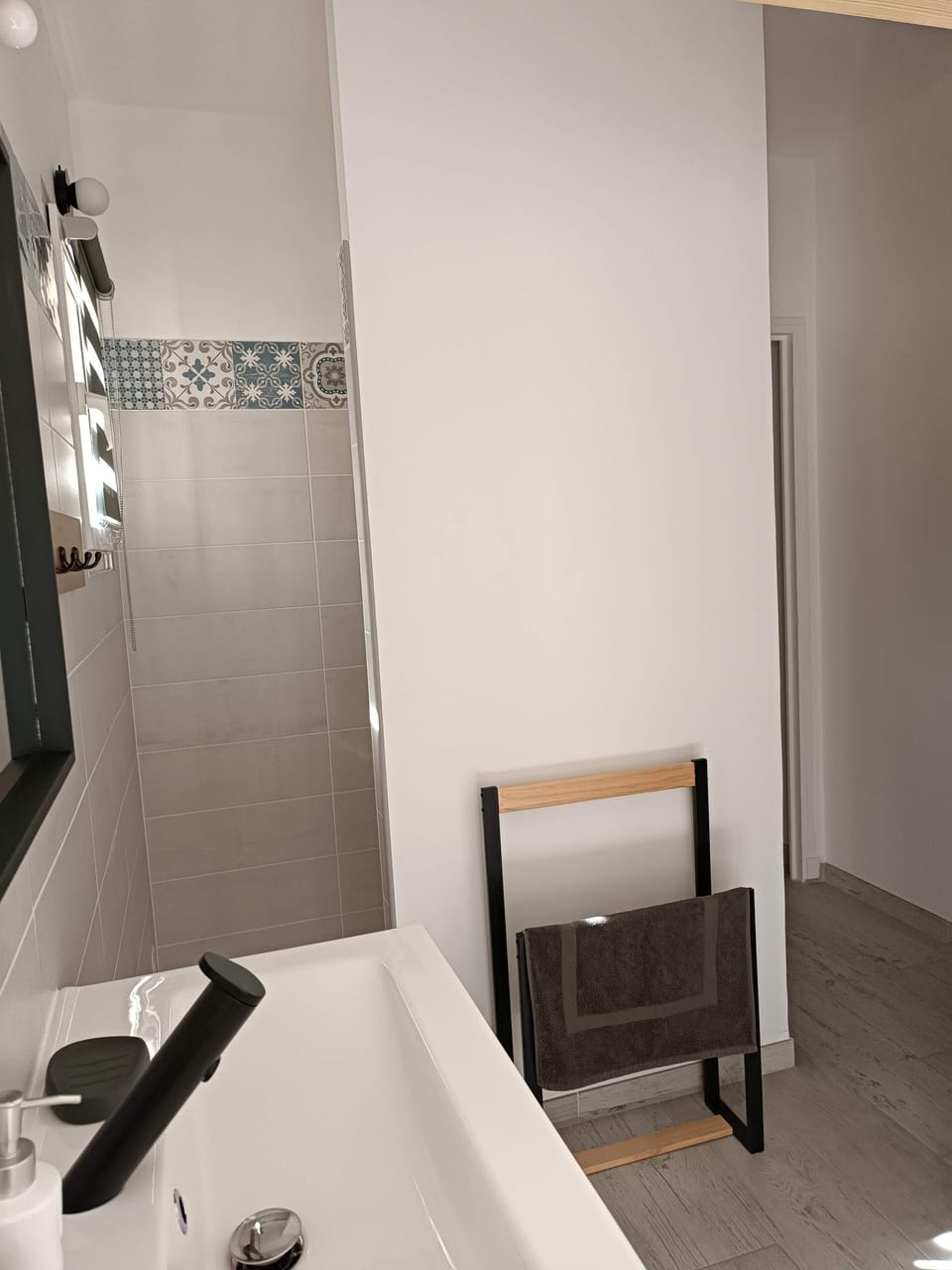 Comfort Double Room | Bathroom | Free toiletries, hair dryer