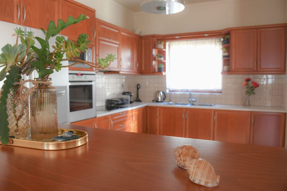 City House | Private kitchen | Full-size fridge, microwave, oven, stovetop