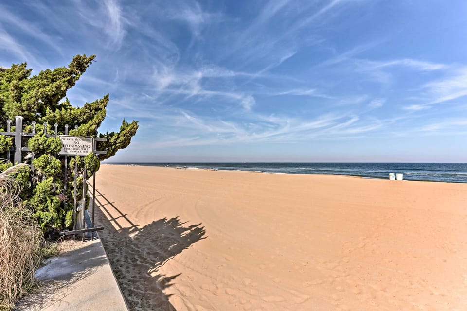 Virginia Beach Studio w/ Balcony + Pool View! Apartment in Virginia Beach