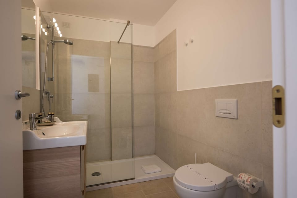 Shower, free toiletries, hair dryer, bidet