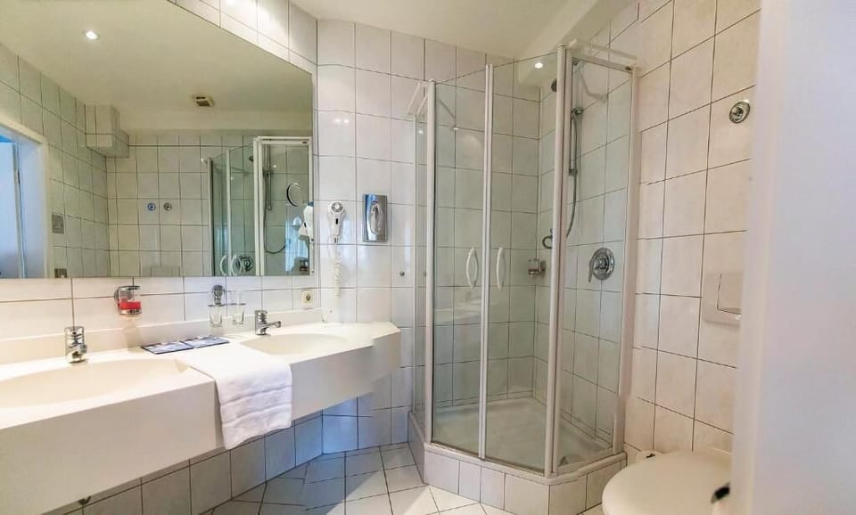 Classic Double or Twin Room, 1 Bedroom, Non Smoking, Garden View | Bathroom | Shower, hair dryer, towels, soap