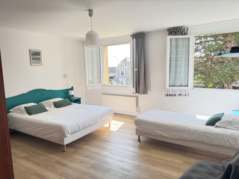 Comfort Triple Room | Desk, soundproofing, free WiFi, bed sheets