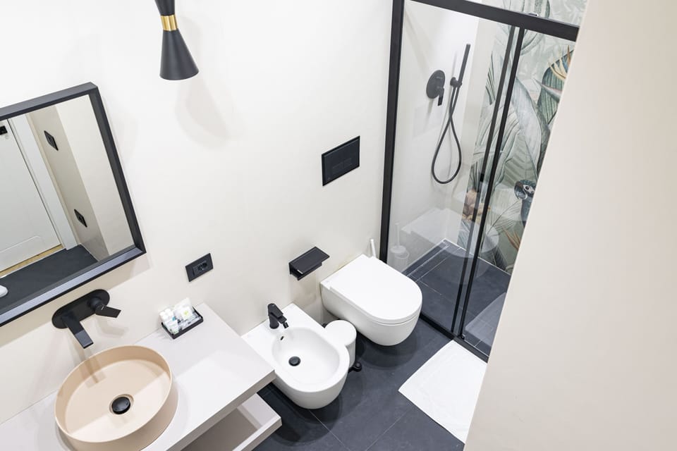 Royal Room | Bathroom | Shower, hair dryer, bidet, soap
