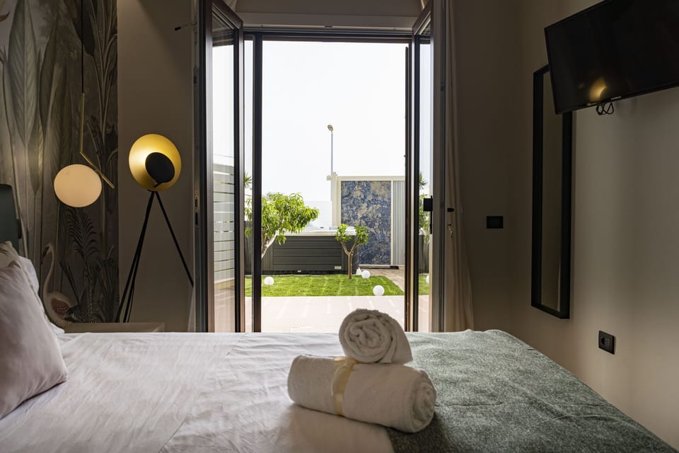 Royal Room | 1 bedroom, premium bedding, pillowtop beds, in-room safe