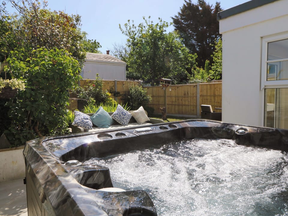 Cottage | Outdoor spa tub