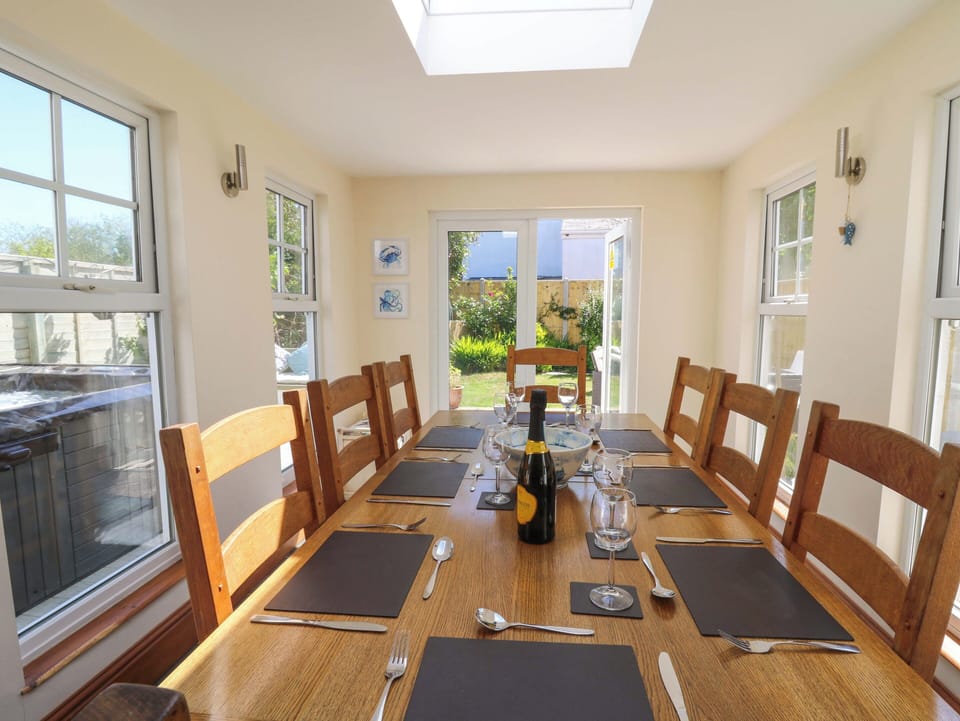 Cottage | Dining