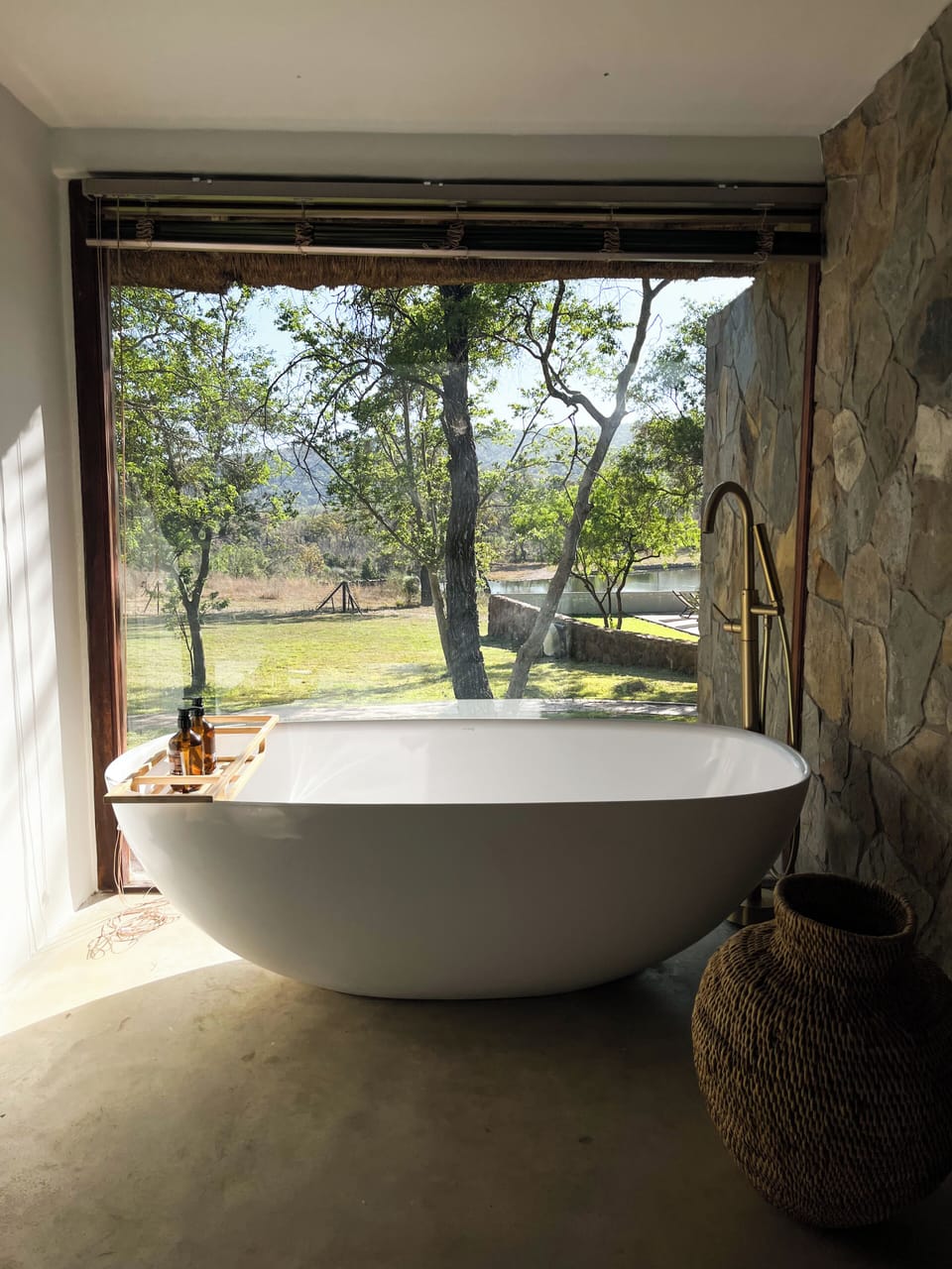 Luxury Room | Bathroom | Separate tub and shower, rainfall showerhead, free toiletries