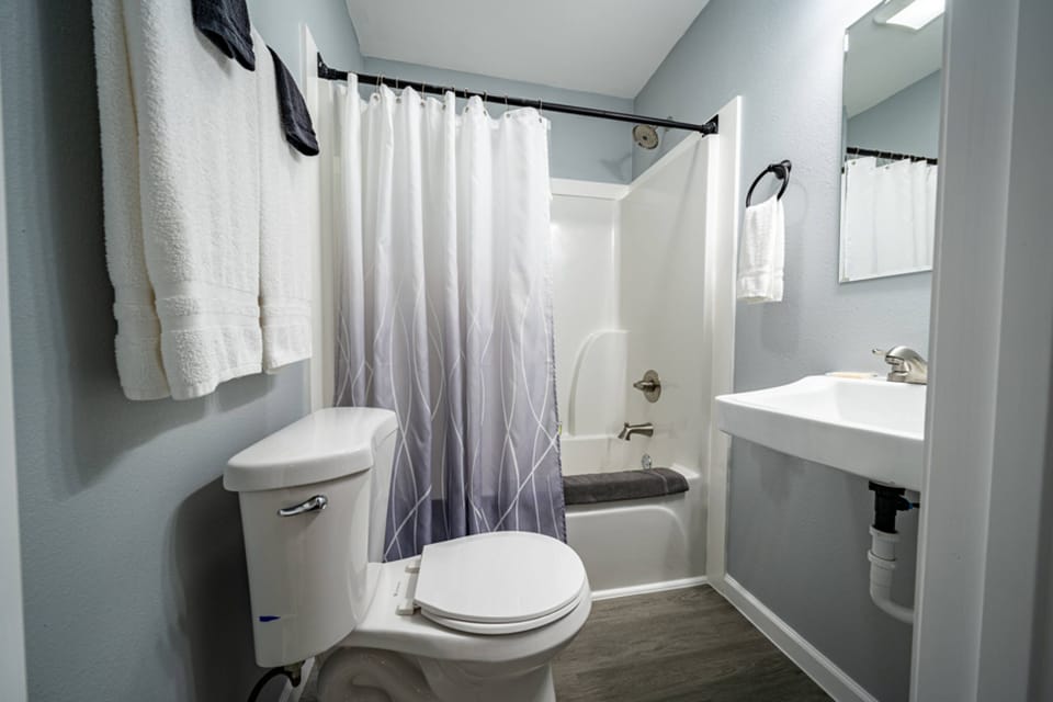 Room | Bathroom | Combined shower/tub, towels