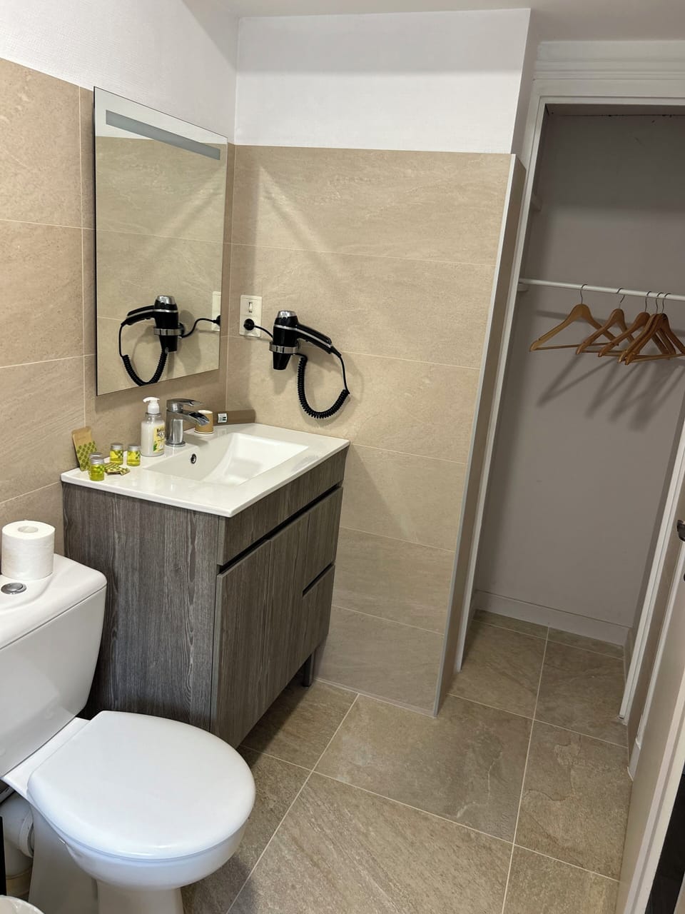 Comfort Double Room, 1 Queen Bed | Bathroom | Shower, free toiletries, hair dryer, towels
