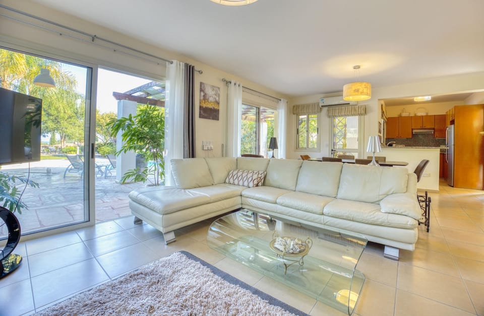 House, Smoking | 3 bedrooms, desk