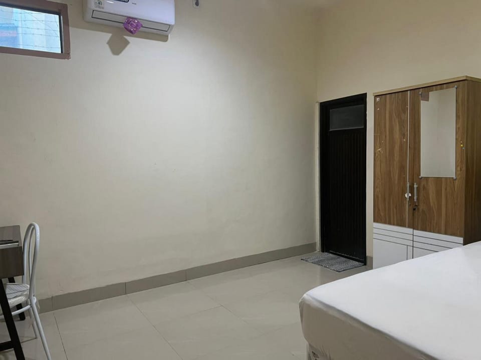 Standard Double Room | Desk, WiFi (free), bed sheets