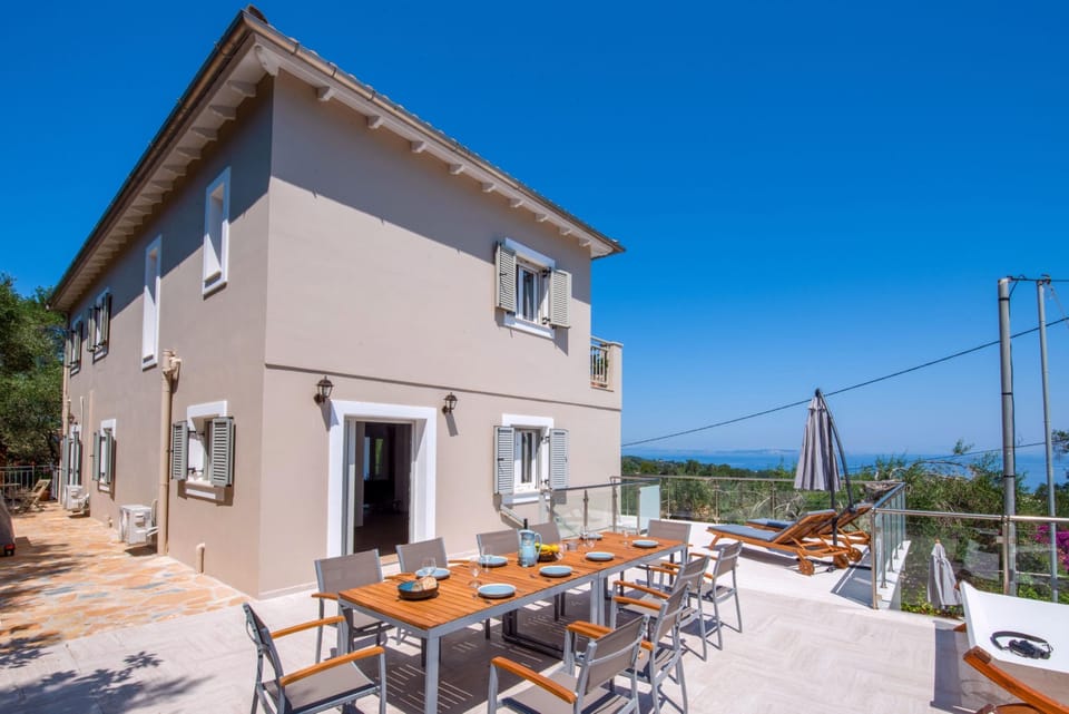 House | 5 bedrooms, desk