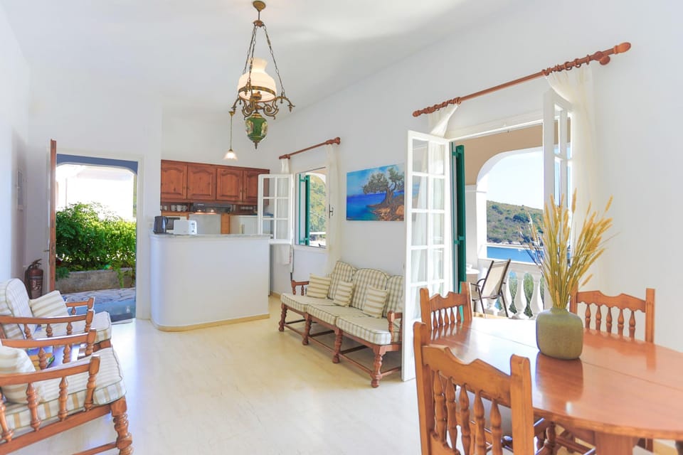 House | 3 bedrooms, desk