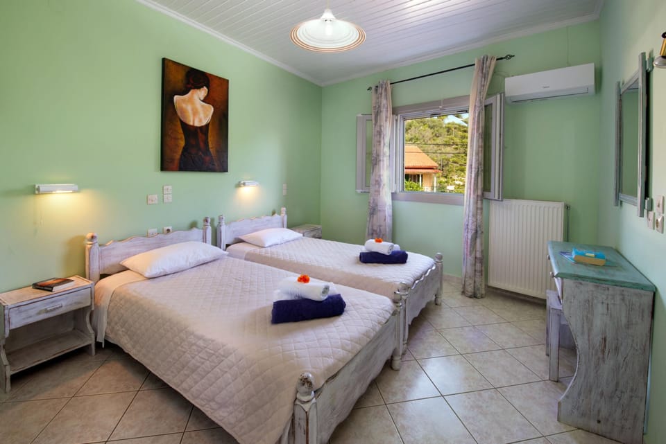 House, Smoking | 2 bedrooms, desk