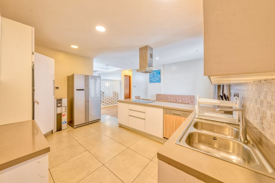 Deluxe Apartment | Private kitchen | Fridge, microwave, stovetop, cookware/dishes/utensils