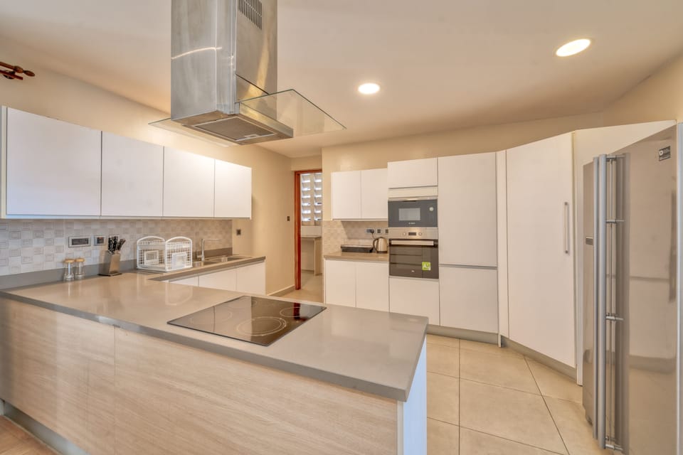 Deluxe Apartment | Private kitchen | Fridge, microwave, stovetop, cookware/dishes/utensils