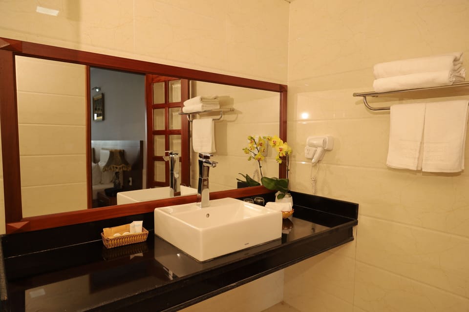 Deluxe Twin Room | Bathroom | Free toiletries, hair dryer, slippers, bidet