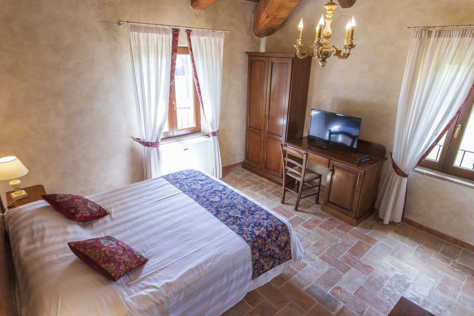 Comfort Room | 1 bedroom, in-room safe, desk, iron/ironing board
