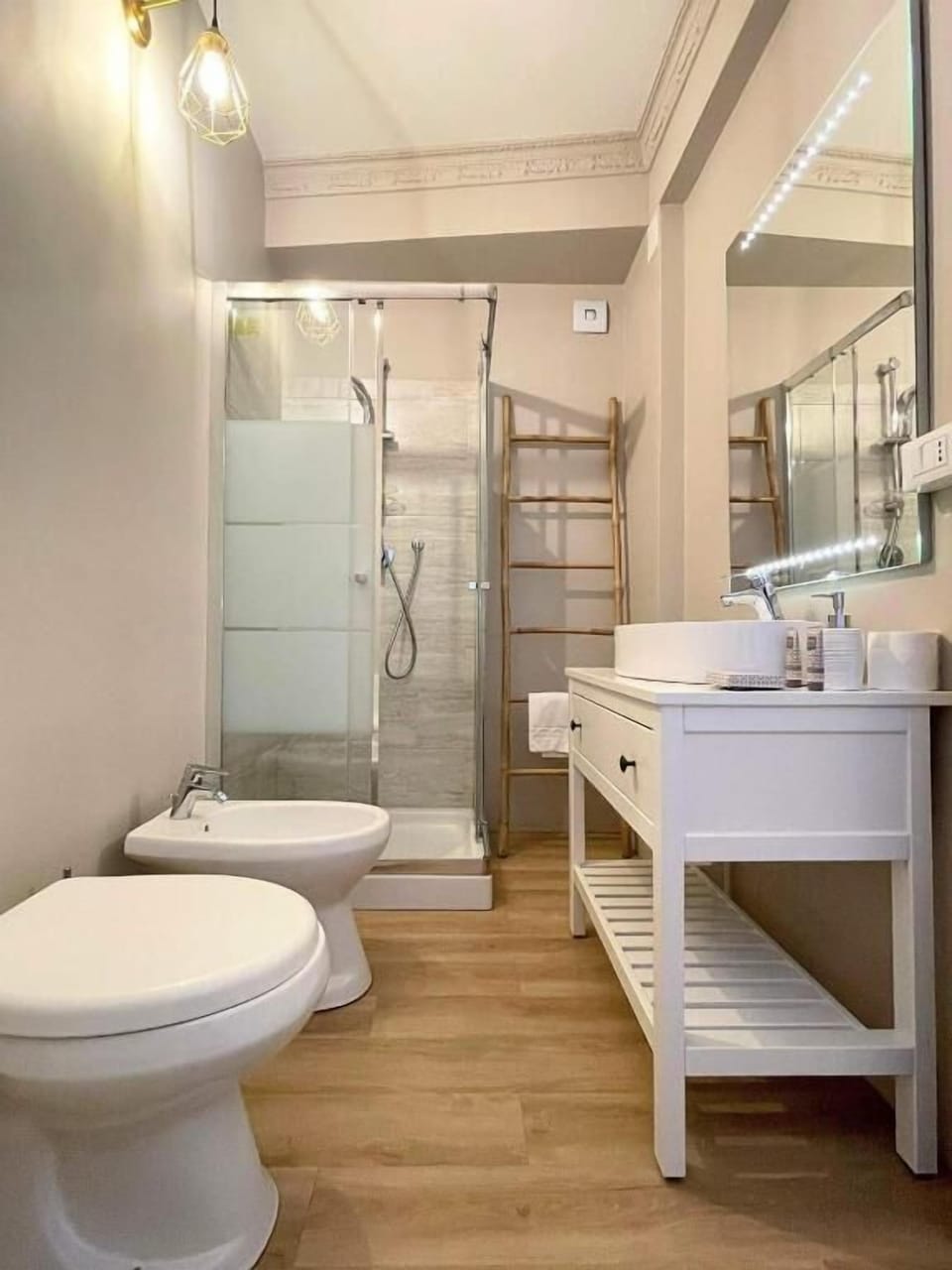 Standard Double Room | Bathroom | Free toiletries, hair dryer, bidet, towels