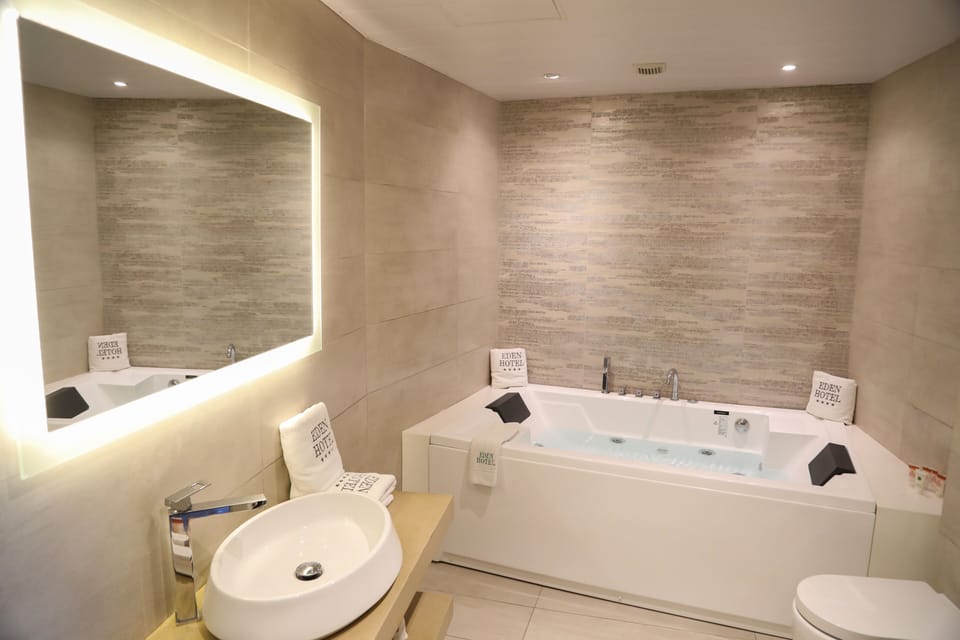 Family Suite | Bathroom | Combined shower/tub, slippers, towels