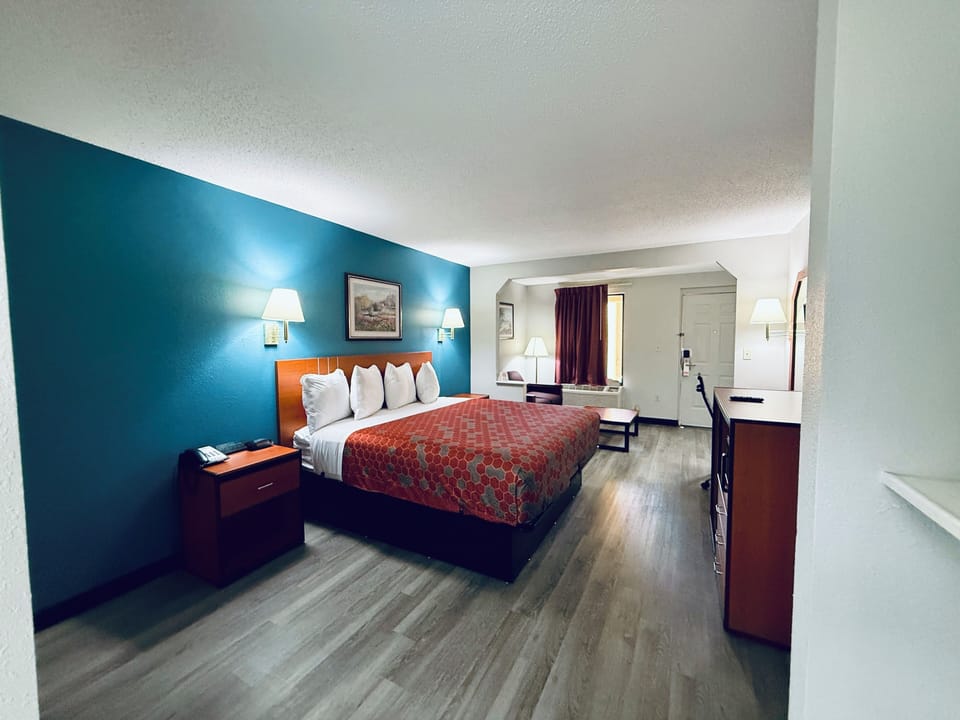Standard Room, 1 King Bed, Non Smoking | Desk, free WiFi, bed sheets