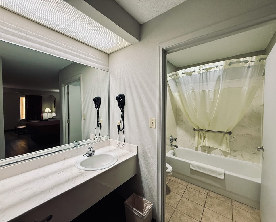 Combined shower/tub, hair dryer, towels