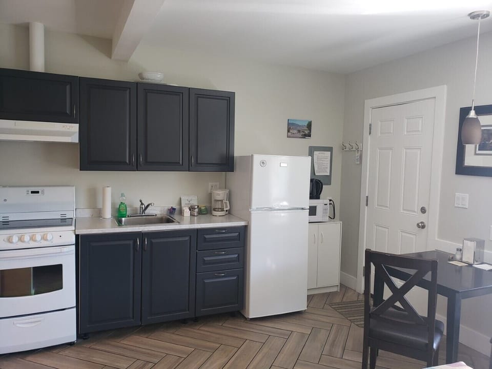 Deluxe Room, Kitchen, Mountain View | Private kitchen | Coffee/tea maker, full-size fridge, microwave, oven