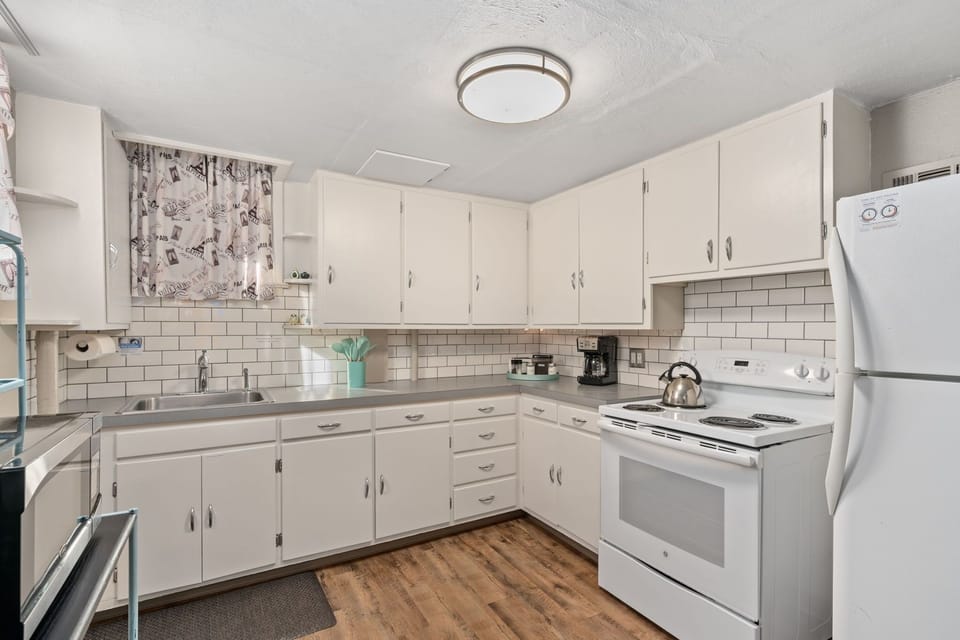 Apartment, Multiple Beds, Kitchen (516 W Mountain Ave - Lower) | Private kitchen | Fridge, microwave, oven, stovetop