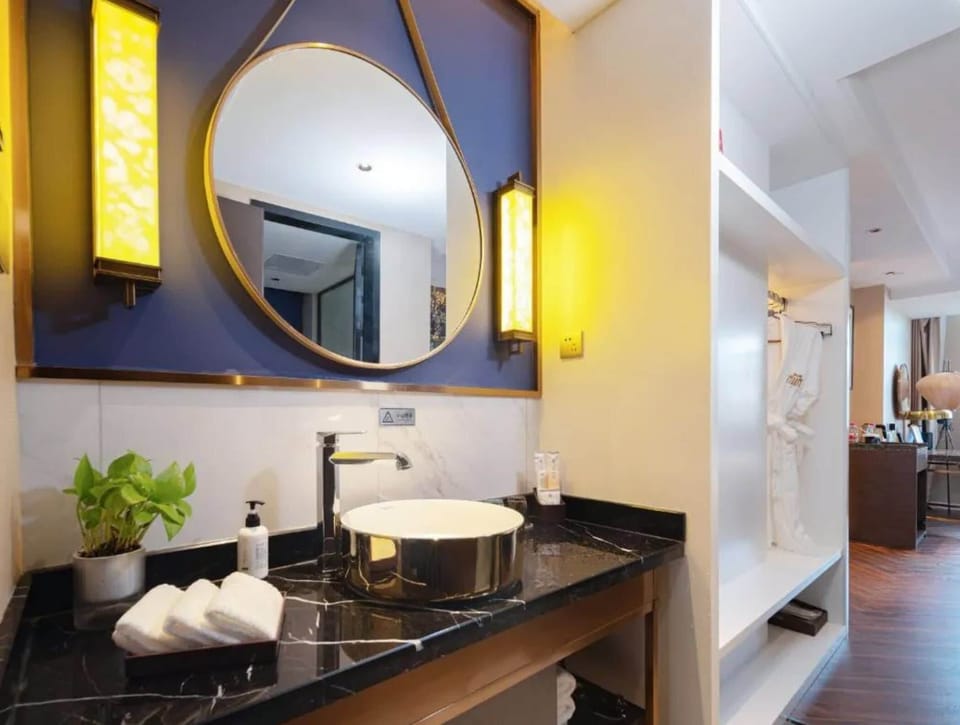 Deluxe Family Room | Bathroom | Shower, free toiletries, hair dryer, slippers