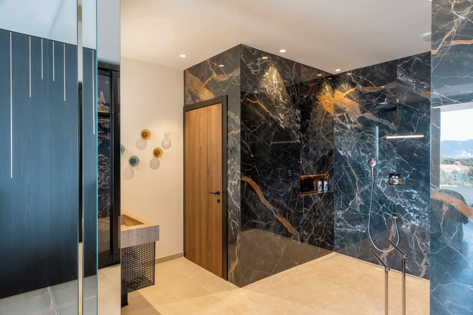 Comfort Suite | Bathroom | Hair dryer, slippers, towels