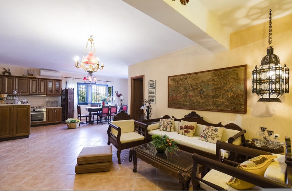 House | 11 bedrooms, desk