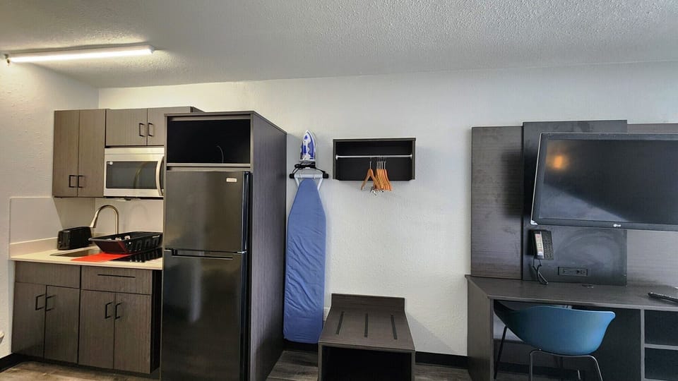 Coffee/tea maker, fridge, microwave, stovetop