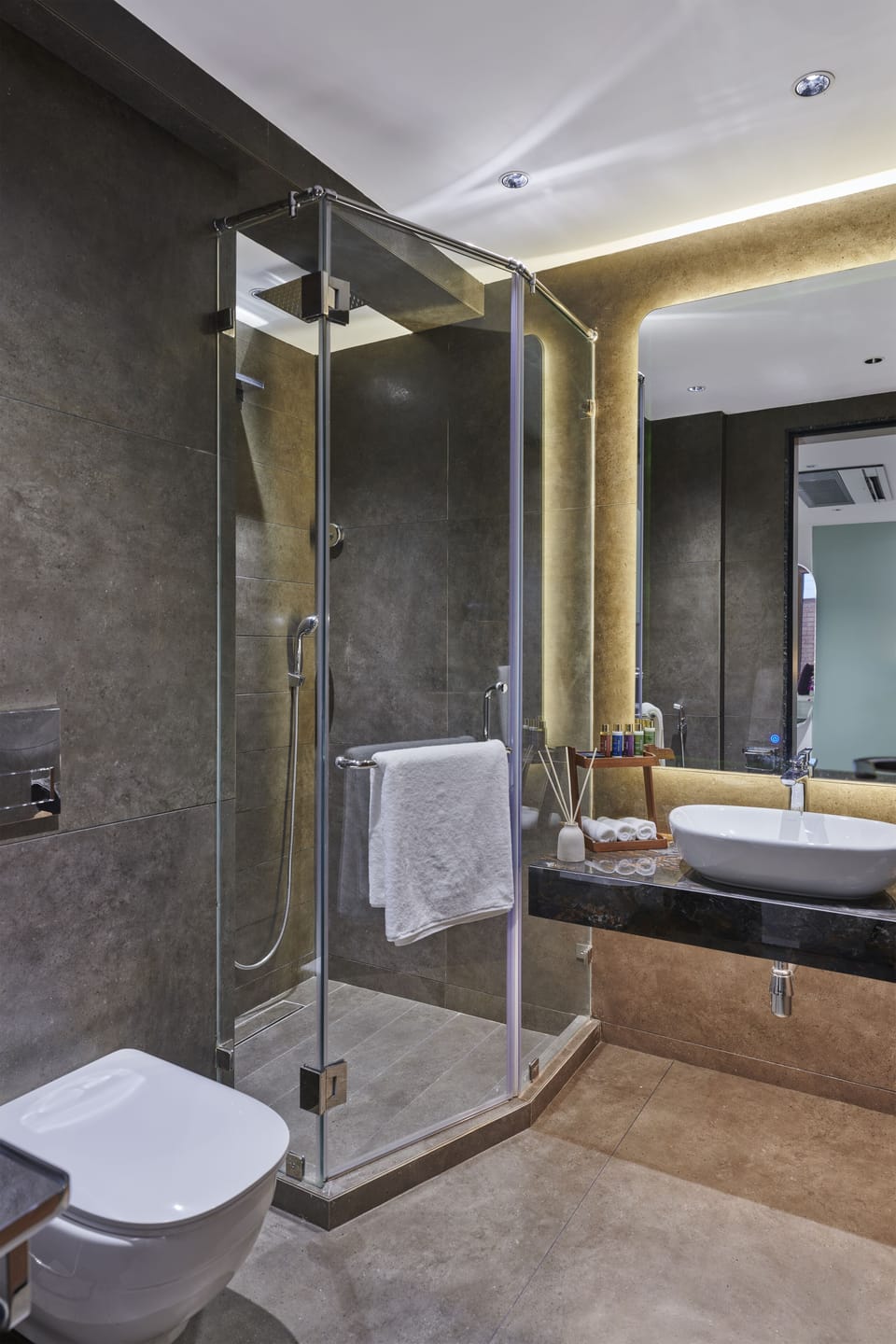 Moyrah Well Suite | Bathroom | Shower, free toiletries, bidet, towels