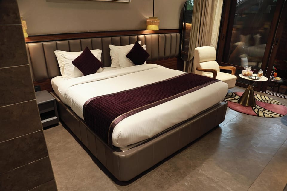 Luxury Patio Room | Desk, WiFi (free), bed sheets